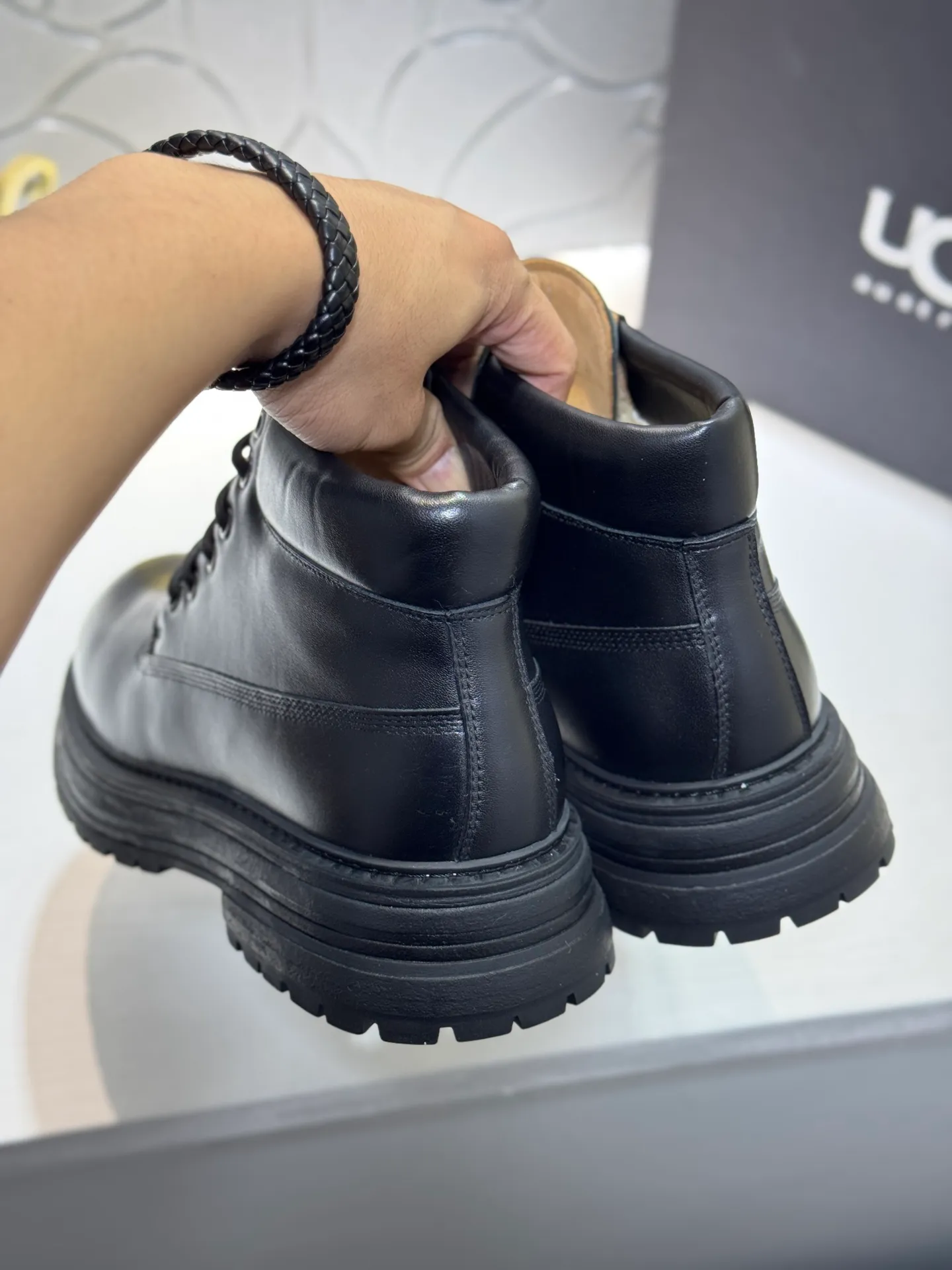 Men's men's shoes 💰660 [New style] 🦥🦥UGG - high-end quality 🔥Australian imported wool 🔥Full fur original single entry and exit counter without pressure, let you feel no replacement 💏The upper is made of first-layer cowhide 'all original Australian wool' Strict men's boots thick wool can be distinguished by the naked eye 💓Real wool keeps warm and does not smell like feet, warms the whole winter ✨Carefully crafted for those who know the goods🔥Size: 38-44 (45 customized